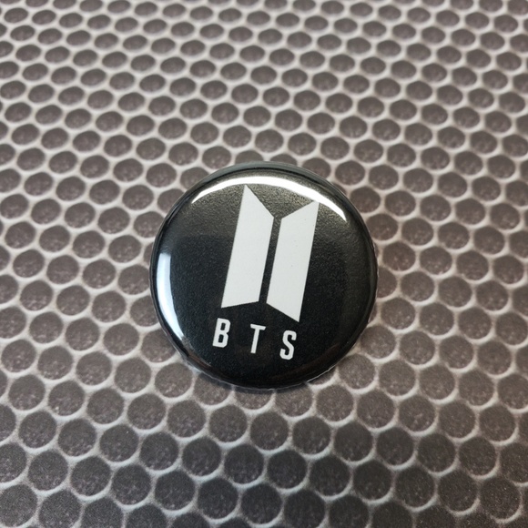 BTS K-POP Button Pin Bundle Set - Picture 2 of 7